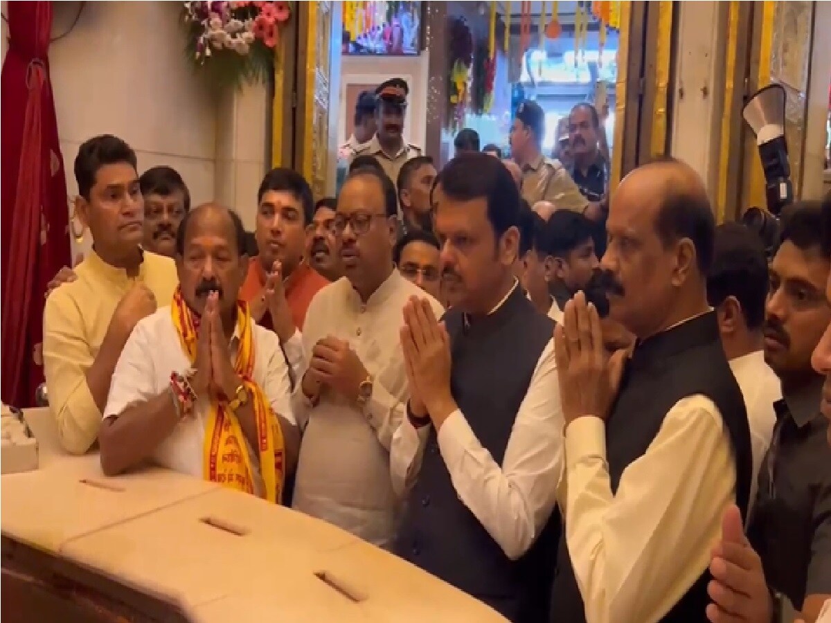 यावेळी देवेंद्र फडणवीस यांच्यासोबत भाजपचे प्रदेशाध्यक्ष चंद्रशेखर बावनकुळे आणि शिंदे गटाचे आमदार सदा सरवणकर यांच्यासह अनेक कार्यकर्ते पदाधिकारी उपस्थित होते.