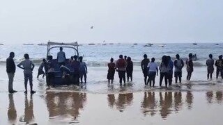 मुंबईनंतर आता गोव्यातही बोट पलटली, महाराष्ट्रातल्या खेडचे 13 प्रवासी