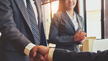 हात मिळवण्याची स्टाइल सांगते व्यक्तीचे गुण, अशा लोकांपासून तर लांबच रहा