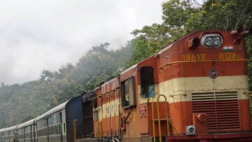 ट्रेनमधील सुरक्षित डब्बा कोणता? तिकीट घेण्यापूर्वी सुरक्षित सीटही जाणून घ्या ट्रेनमधील सुरक्षित डब्बा कोणता? तिकीट घेण्यापूर्वी सुरक्षित सीटही जाणून घ्या