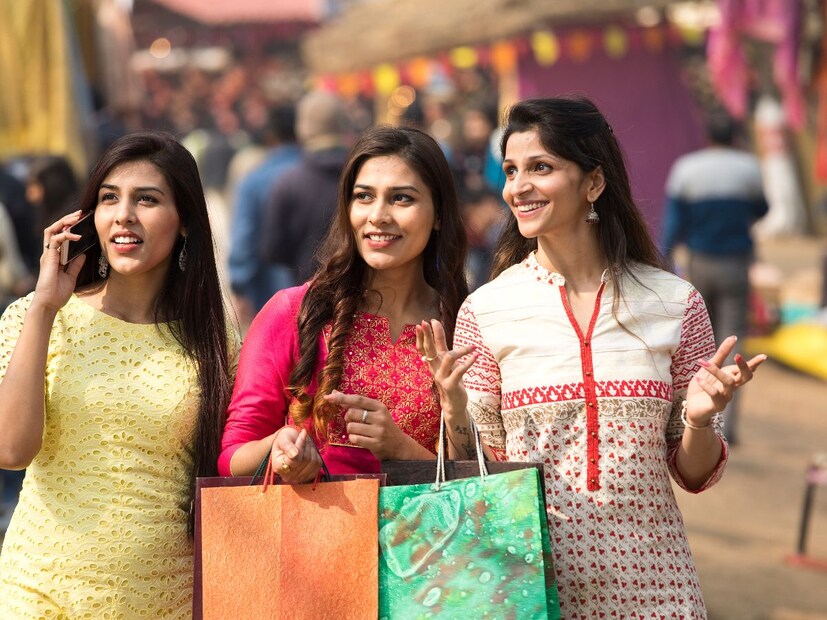 या महिलांचा स्वभाव आनंदी आणि मिलनसार असतो, पण कधीकधी छोट्या छोट्या गोष्टींवरून भावनिक होतात. अंकशास्त्रज्ञ रवी पराशर यांनी 2 मूलांकाच्या महिलांच्या स्वभावाबद्दल आणि जीवनशैलीबद्दल सविस्तरपणे सांगितले आहे.