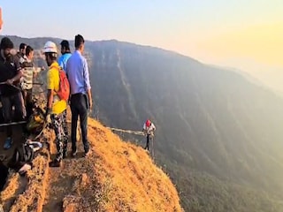 Mahabaleshwar News: त्याने 550 फूट खोल दरीत मारली उडी, महाबळेश्वरमधील धक्कादायक घटना Mahabaleshwar News: त्याने 550 फूट खोल दरीत मारली उडी, महाबळेश्वरमधील धक्कादायक घटना