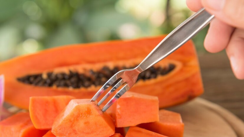 1. किडनी स्टोनचे रुग्ण: पपई व्हिटॅमिन सीचा समृद्ध स्रोत आहे. हे पोषक घटक कॅल्शियमसह एकत्रित झाल्यास समस्या निर्माण करू शकतात. किडनी स्टोनचा त्रास असणाऱ्यांनी हे फळ खाऊ नये.