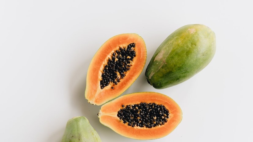 2. अशी औषधे घेणारे लोक: जर तुम्ही रक्त पातळ करणारी औषधे घेत असाल तर पपई तुमच्यासाठी हानिकारक ठरू शकते. हृदयविकाराने त्रस्त असलेले लोक अनेकदा ही औषधे घेतात जेणेकरून रक्ताभिसरणात कोणतीही अडचण येऊ नये. अशा रुग्णांना पपई खाल्ल्यास दुखापतीमुळे सहज रक्तस्त्राव होतो.