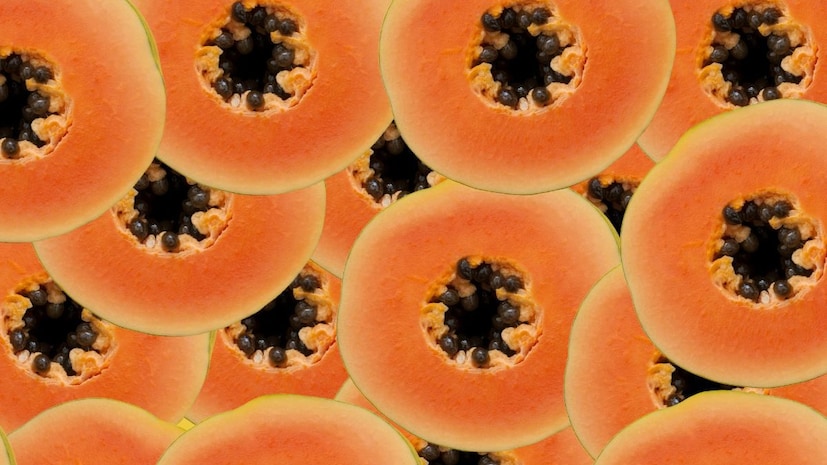 योग्य प्रमाणात खाण्याचे फायदे : डॉ. खुल्लर म्हणाले की, योग्य प्रमाणात पपई खाल्ल्याने पचन सुधारण्यास मदत होते, कारण त्यात फायबर आणि पपेन एन्झाइम असते. सकाळी रिकाम्या पोटी पपई खाल्ल्याने पोट साफ राहते आणि बद्धकोष्ठता कमी होते.