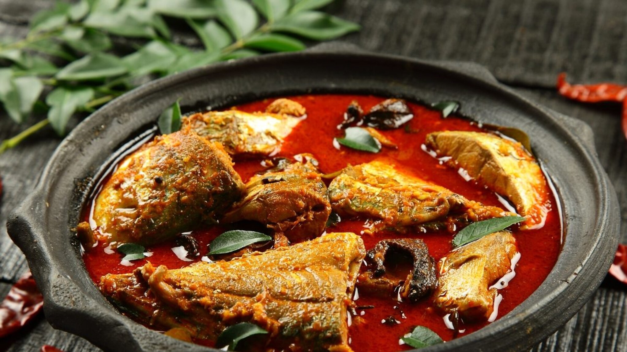 भर लग्नात माशाच्या जेवणावरून वधू-वर पक्षात तुफान राडा, एकमेकांची फोडली डोकी, नवऱ्याने काढला पळ