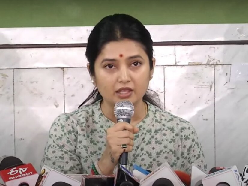 &quot;‘प्राजक्ता ताई माळीही परळीला यायला लागली आहे. ज्यांना कुणाला इव्हेंट मॅनेजमेंट पॉलिटिक्स करायचे असेल त्यांनी परळीत यावे, येथून शिक्षण घ्यावे आणि देशभरात जाऊन त्याचा प्रचार प्रसार करावा,’ या वक्तव्यांचा अर्थ कळू नये इतकी महाराष्ट्रातील जनता मूर्ख नाही. कोणीही काहीही बोलावं, त्यावर सॉरी म्हणावं हे इतकंच नाही आहे. यावर कठोर नियम असायला हवेत. तुम्ही जे सांगताय, त्यात जर तथ्य नसेल, तर यावर कठोर कारवाई केली जावी अशी माझी महाराष्ट्राच्या मुख्यमंत्र्यांकडे विनंती आहे.”