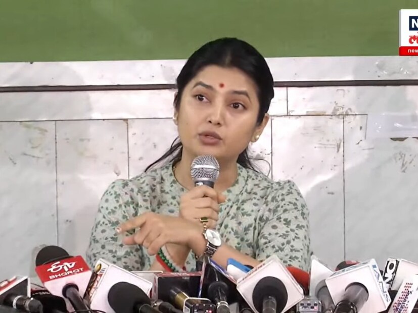 प्राजक्ता पुढे म्हणाली, “तुम्हाला तुमचे जे काही राजकारण करायचं ते करा पण यामध्ये मराठी अभिनेत्रींना ओढू नका. मराठी कलाक्षेत्रातल्या कोणत्याही कलाकाराचा अपमान मी सहन करणार नाही. या सगळ्याचा निषेध व्हायला पाहिजे.&quot;