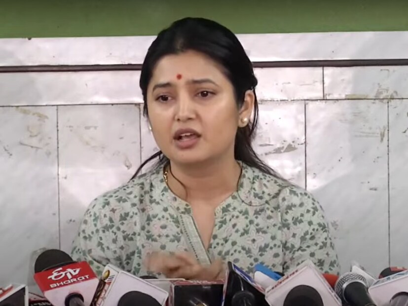 त्यानंतर त्यांच्यावर टीका करताना सुरेश धस यांनी मराठी अभिनेत्री प्राजक्ता माळीच्या नावाचा उल्लेख केला होता. यानंतर एकच वाद सुरू झाला. या प्रकरणी मनसे नेते अमेय खोपकर यांनी प्राजक्ता माळीची बाजू घेत सुरेश धस यांना चांगलंच सुनावलं. प्राजक्ता माळीची माफी मागा अशी मागणी त्यांनी केली.