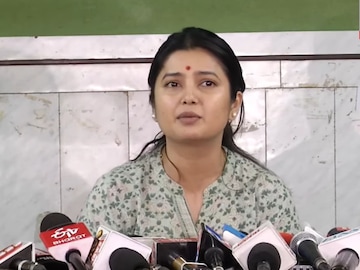 "तुमच्या राजकीय हेतूसाठी..." भर पत्रकार परिषदेत प्राजक्ता माळी भडकली "तुमच्या राजकीय हेतूसाठी..." भर पत्रकार परिषदेत प्राजक्ता माळी भडकली