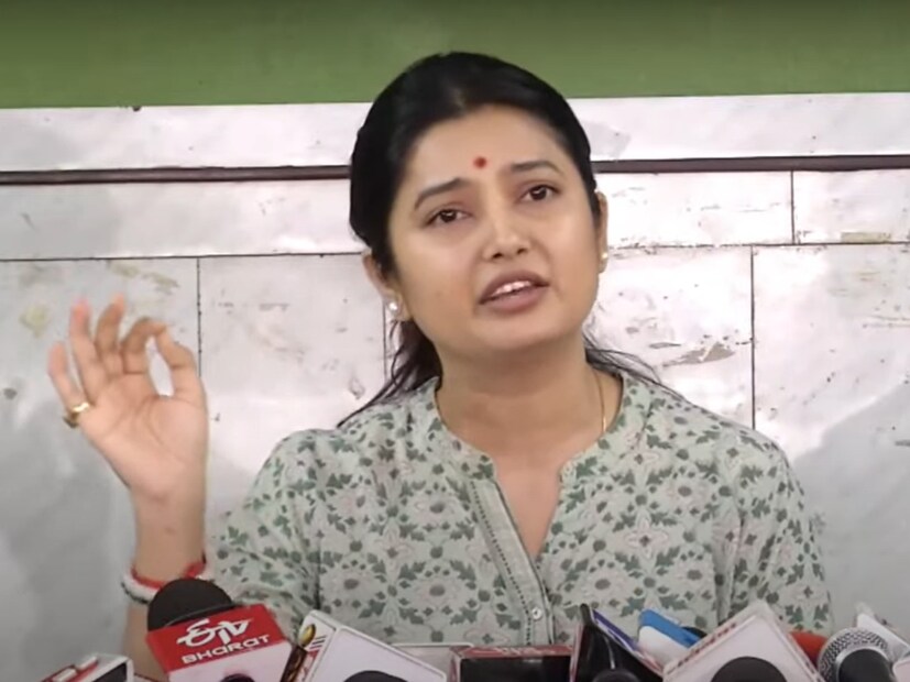 धनंजय मुंडे यांच्या भूमिकेबाबत आणि राजकारणाबाबत सुरेश धस यांना विचारले असता, “धनुभाऊंकडे गत पाच वर्षात एवढे पैसे कुठून आले? काय ते सांस्कृतिक कार्यक्रम..! रश्मिका मंदाना, लै कंबर हलवते ती सपना चौधरी, अलीकडे प्राजक्ता ताई माळीही परळीला यायला लागली आहे. ज्यांना कुणाला इव्हेंट मॅनेजमेंट पॉलिटिक्स करायचे असेल त्यांनी परळीत यावे, येथून शिक्षण घ्यावे आणि देशभरात जाऊन त्याचा प्रचार प्रसार करावा,” अशी उपहासात्मक टीका सुरेश धस यांनी धनंजय मुंडे यांच्या राजकारणावर केली.