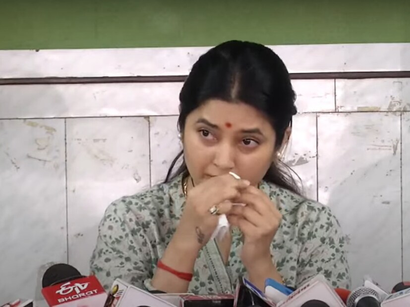 दरम्यान, प्राजक्ता माळीनेही हे प्रकरण गांभीर्याने घेत, तिचा रोष व्यक्त केला आहे. इतकंच नाही, तर तिने सुरेश धस यांच्या विरोधात महिला आयोगात तक्रारही केली आहे. आज २८ डिसेंबरला तिने पत्रकार परिषद घेत या सर्व प्रकरणावर तिचं मत व्यक्त केलं आहे.