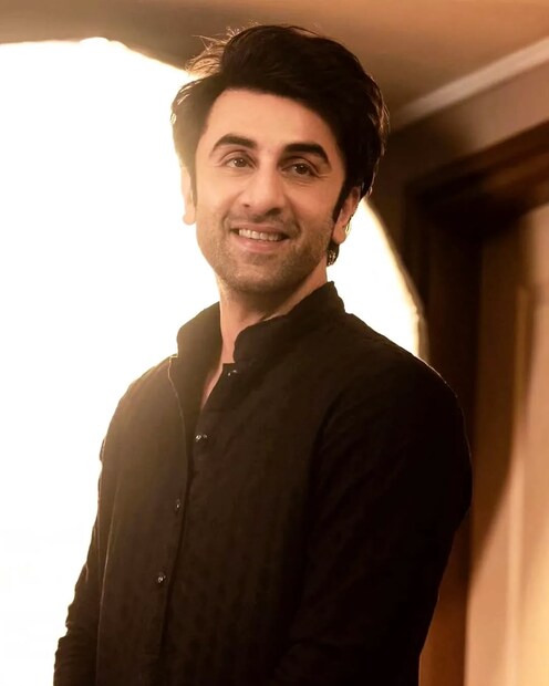 रिपोर्ट्सनुसार, रणबीर एका चित्रपटासाठी 70 कोटी रुपये फी घेतो. मात्र, त्याच्या आधीच्या ‘ॲनिमल’ चित्रपटासाठी त्याने 35 कोटी रुपये फी आकारली होती. या चित्रपटाला सपोर्ट करण्यासाठी त्याने चित्रपटाची फी कमी केल्याचे बोलले जात आहे.