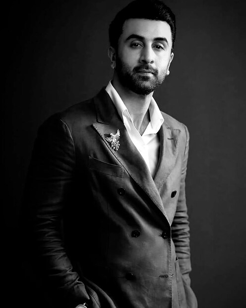 ‘ॲनिमल’ने जगभरातील बॉक्स ऑफिसवर 900 कोटींहून अधिक कमाई केली होती. सध्या रणबीर 'रामायण'मध्ये व्यस्त आहे. रिपोर्टनुसार, या चित्रपटासाठी त्याने 75 कोटी रुपये फी घेतली आहे.