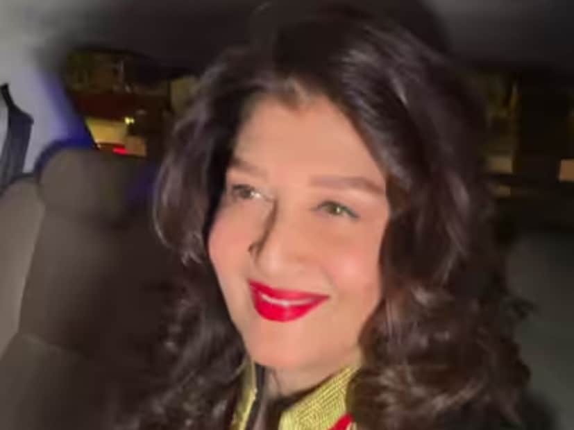 सलमान खानच्या वाढदिवसाच्या पार्टीत त्याची एक्स गर्लफ्रेंड संगीता बिजलानीही दिसली. यावेळी संगीता ब्लॅक आउटफिटमध्ये खूपच सुंदर दिसत होती.