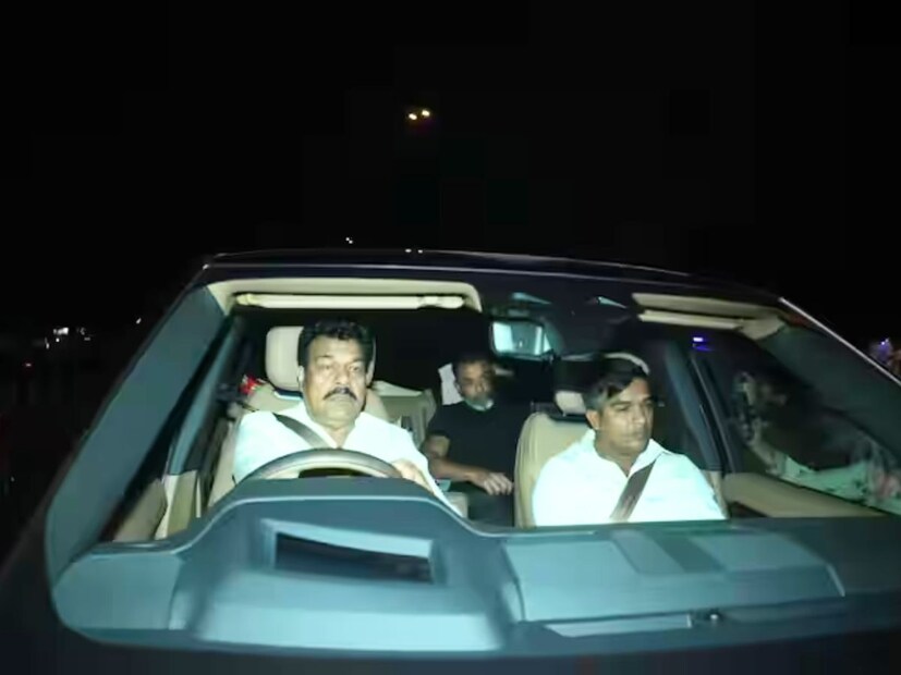 सलमान खानच्या बर्थडे पार्टीत बॉबी देओलही पूर्ण स्वॅगसह पोहोचला होता.