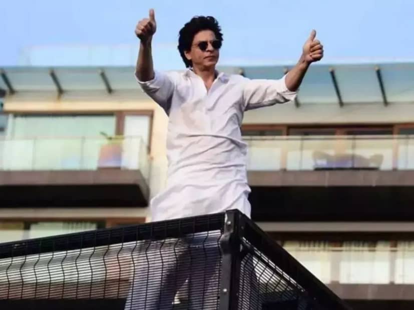 बॉलीवूडचा बादशाह शाहरुख खानचं नाव घेतलं की त्याचे दमदार सिनेमे आणि त्याचा आलिशान बंगला नेहमीच डोळ्यांसमोर येतो.  मुंबईतील वांद्रे येथील बँडस्टँड परिसरात मन्नत या अतिशय आलिशान बंगल्यामध्ये शाहरूख खान राहतो.  बॉलीवूडचा बादशाह शाहरुख खानचं नाव घेतलं की त्याचे दमदार सिनेमे आणि त्याचा आलिशान बंगला नेहमीच डोळ्यांसमोर येतो.  मुंबईतील वांद्रे येथील बँडस्टँड परिसरात मन्नत या अतिशय आलिशान बंगल्यामध्ये शाहरूख खान राहतो.