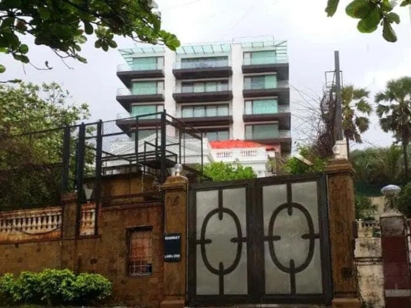  शाहरूखचा हाच आलिशान बंगला आणि आणखी आलिशान होणार आहे. शाहरूख आणि त्याची पत्नी मन्नतची भव्यता आणखी वाढवण्याच्या तयारीत आहेत. याबाबत किंग खानची पत्नी गौरीनेही संबंधित अधिकाऱ्यांकडे परवानगीसाठी अर्ज केला आहे.