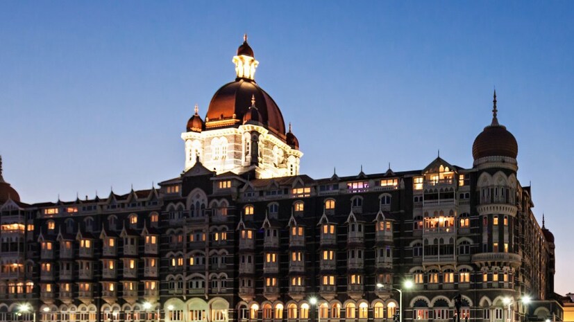 मुंबईच्या समुद्र किनाऱ्यासमोर असलेल्या Taj Hotel ची जगभर चर्चा आहे. या पंचतारीका हॉटेलमध्ये सेलिब्रिटी आणि फॉरेनर लोक राहायला येतात.