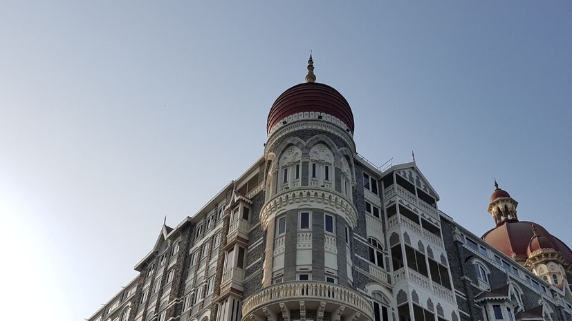पण असं असलं तरी देखील प्रत्येक भारतीयाचं हे स्वप्न आहे की त्याने Taj Hotel मध्ये एकदा तरी जावं. पण याचं एका दिवसाचं भाडं किंवा खर्च किती होईल याचा अंदाज त्याला नसतो.