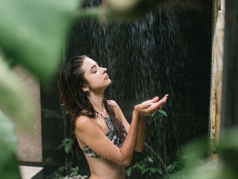 काही लोकांना आंघोळ करताना लघवी करण्याची सवय असते. कधीकधी लोकांच्या मनात येतं की आपण अंघोळ करताना अंगावर पाणी टाकणार तर त्वचा साफ होईल तर काही समस्या नाही, पण काही लोक या उलट विचार करतात की कसं वाटेल एवढं मोठं झाल्यानंतर देखील अंघोळ करताना अशी लघवी करणं. काही लोकांना आंघोळ करताना लघवी करण्याची सवय असते. कधीकधी लोकांच्या मनात येतं की आपण अंघोळ करताना अंगावर पाणी टाकणार तर त्वचा साफ होईल तर काही समस्या नाही, पण काही लोक या उलट विचार करतात की कसं वाटेल एवढं मोठं झाल्यानंतर देखील अंघोळ करताना अशी लघवी करणं.