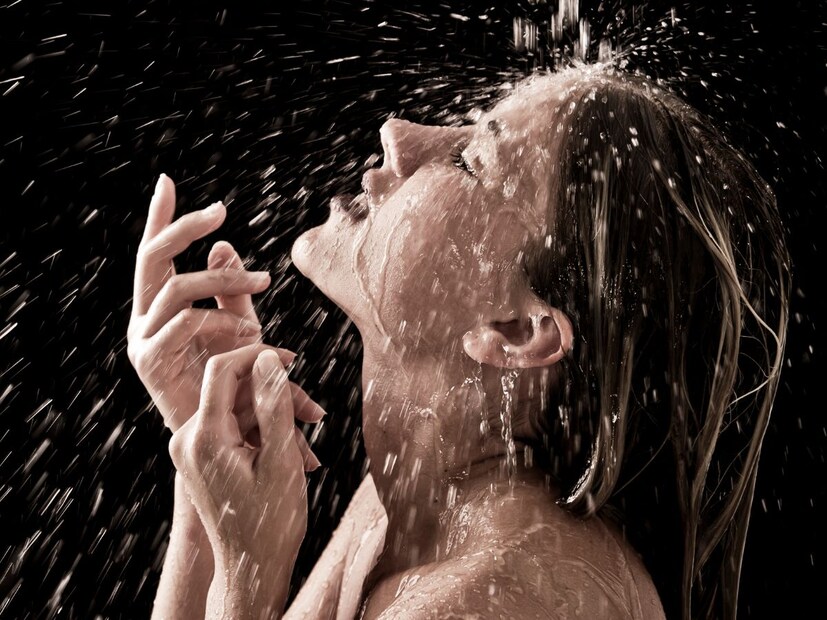 पर्यावरणाच्या दृष्टीकोनातून, शॉवर घेताना लघवी केल्याने पाण्याची बचत होते. फ्लश करण्यासाठी अतिरिक्त पाण्याची आवश्यकता लागत नाही. पाण्याचा वापर कमी करण्यासाठी जगभरातील देश ही युक्ती वापरतात.