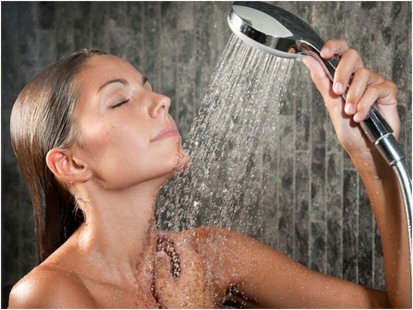 असे म्हणतात की आंघोळ केल्याने शरीर हलके होण्यास मदत होते. त्यानंतर दिवसातील कोणत्याही गोष्टी केल्या तर ते चांगलं असतं.