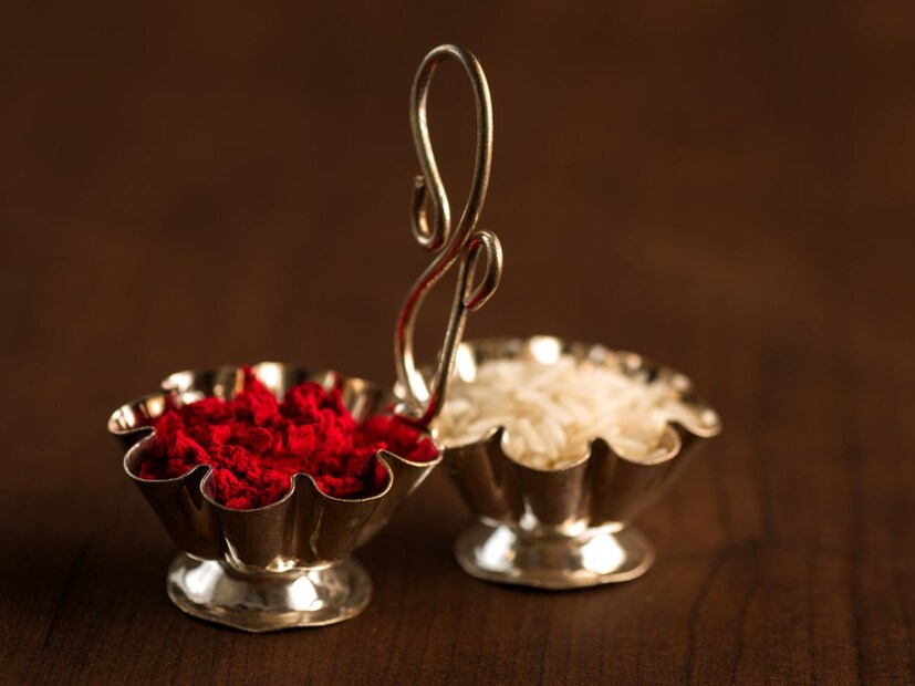 शास्त्रांनुसार, नाम लावण्याची पद्धत आणि त्यासाठी कोणत्या बोटाचा वापर करावा, हे ग्रह आणि त्यांच्या शक्तींशी संबंधित आहे. शास्त्रांनुसार, प्रत्येक बोटाचा एक विशेष उद्देश असतो आणि तो वेगवेगळ्या प्रसंगी वापरायला हवा. शास्त्रांनुसार, नाम लावण्याची पद्धत आणि त्यासाठी कोणत्या बोटाचा वापर करावा, हे ग्रह आणि त्यांच्या शक्तींशी संबंधित आहे. शास्त्रांनुसार, प्रत्येक बोटाचा एक विशेष उद्देश असतो आणि तो वेगवेगळ्या प्रसंगी वापरायला हवा.