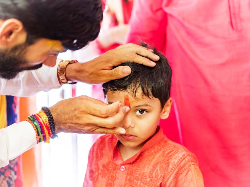 कोणत्या प्रसंगी कोणते बोट वापरावे?स्कंद पुराणानुसार, वेगवेगळ्या बोटांनी टिळा लावल्याने वेगवेगळे परिणाम मिळतात. खालील मंत्रात प्रत्येक बोटाचे महत्त्व वर्णन केले आहे.