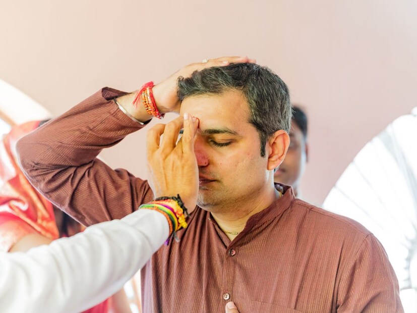 अनामिका - करंगळी शेजारी अनामिका म्हणून ओळखल्या जाणाऱ्या या बोटामुळे मानसिक शक्ती मजबूत होते. हे बोट सूर्य ग्रहाशी संबंधित आहे. शास्त्रांनुसार, या बोटाने देव, गुरु किंवा इतर कोणत्याही शुभ प्रसंगी टिळा लावावा. या बोटाने नाम लावल्याने मानसिक ऊर्जा वाढते आणि अज्ञ चक्र जागृत होते, ज्यामुळे व्यक्तीमध्ये एक नवीन ऊर्जा येते.