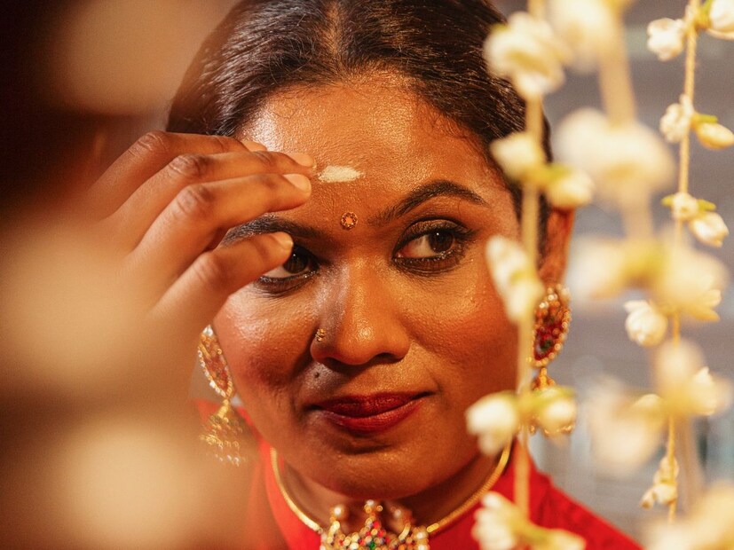 करंगळी - नाम ओढण्यासाठी करंगळी वापरली जात नाही. शास्त्रांमध्ये कोणत्याही शुभ कार्यासाठी ती निषिद्ध मानली जाते. हे बोट बुध ग्रहाशी संबंधित आहे आणि हा ग्रह चंचलता आणि मानसिक गोंधळाचे प्रतीक मानला जातो. याच कारणामुळे नाम ओढण्यासाठी या बोटाचा वापर केला जात नाही.