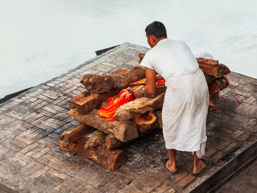 तर्जनी - हे बोट अंगठा आणि मधल्या बोटाच्या मध्ये असते आणि ते गुरु ग्रहाशी संबंधित आहे. या बोटाचा वापर प्रामुख्याने मृत व्यक्तीला नाम/ टिळा लावण्यासाठी करावा, जेणेकरून त्याच्या आत्म्याला शांती मिळेल आणि त्याला मोक्ष मिळेल. तसेच, पितृ तर्पण करताना, या बोटाने शरीरावर तिलक लावला जातो.