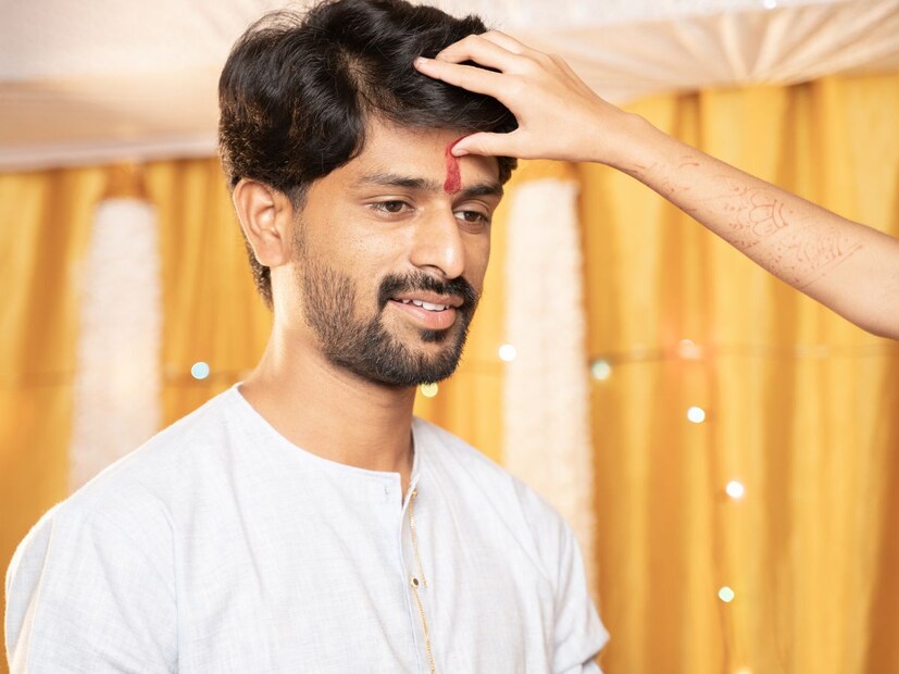 अंगठा - अंगठा शुक्र ग्रहाशी संबंधित आहे, जो कीर्ती आणि संपत्तीचा कारक मानला जातो. अंगठ्याने नाम/ टिळा लावल्यानं व्यक्तीला कीर्ती आणि समृद्धी मिळते. विशेषतः दसरा आणि रक्षाबंधन सारख्या सणांवेळी किंवा रक्षाबंधन वेळी अंगठ्याने नाम लाववा, विजयासाठी प्रार्थना करतात. या बोटाचा नाम जीवनात यश आणि संपत्ती प्राप्तीचे प्रतीक आहे.