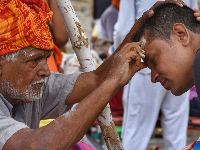 मधले बोट - शास्त्रांमध्ये मधल्या बोटाला खूप महत्त्व आहे. हे बोट शनी ग्रहाशी संबंधित आहे. हाताचे हे सर्वात लांब बोट असून स्वतःला टिळा/नाम लावताना फक्त मधल्या बोटानेच लावावे. विशेषतः पूजेच्या वेळी, देवाला नाम/टिळा लावल्यानंतर मधल्या बोटाने आपल्या कपाळावर टिळा लावावा. हे बोट आत्म्याला शुद्ध करते आणि व्यक्तीला आंतरिक शांती प्राप्त होते.