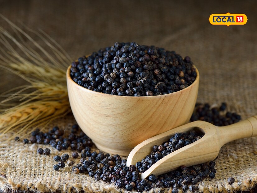  आजच्या काळात लोकांना अनेक प्रकारचे आजार होतात, ज्यासाठी ते महागडी औषधे वापरतात. मात्र, काही लोकांनाच त्याचा फायदा होतो. अशा स्थितीत, आपण अशा पद्धतींचा वापर करू शकतो, ज्या अनेक वर्षांपासून चालत आलेल्या आहेत. आज आम्ही तुम्हाला मध आणि काळी मिरीच्या फायद्यांविषयी सांगत आहोत. जर तुम्ही मधासोबत काळी मिरी खाल्ली तर त्याचे तुम्हाला अनेक फायदे मिळतील आणि अनेक आजारांपासून मुक्ती मिळेल.