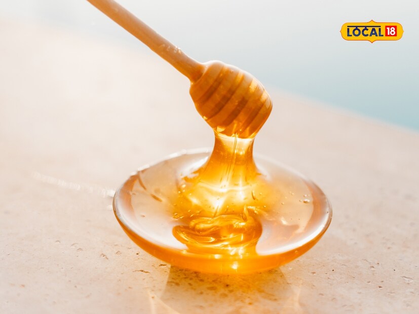  हे मिश्रण केवळ आंतरिकच नव्हे तर त्वचेच्या आरोग्यासाठीही फायदेशीर आहे. मध आणि काळी मिरीचे सेवन केल्याने त्वचेची चमक वाढते आणि मुरुम (acne) सारख्या समस्यांपासून मुक्ती मिळते. मध त्वचेला मॉइश्चराइझ करते, तर काळी मिरी त्वचेतील विषारी पदार्थ बाहेर टाकण्यास मदत करते.