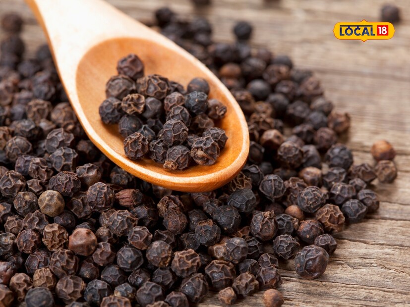  मध आणि काळी मिरी दोन्ही शक्तिशाली अँटी-ऑक्सिडंट आहेत, जे शरीराची रोगप्रतिकारशक्ती मजबूत करतात. मधामध्ये नैसर्गिक साखर आणि अँटीबायोटिक गुणधर्म असतात, तर काळी मिरीमध्ये व्हिटॅमिन सी आणि फ्लेव्होनॉइड्स असतात, जे संक्रमणांशी लढण्यास मदत करतात.