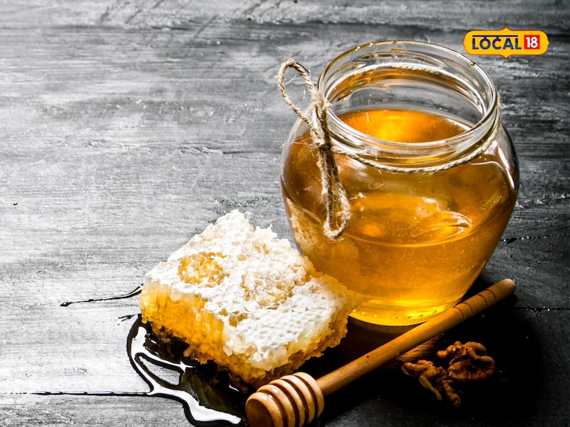  जर तुम्हाला बद्धकोष्ठतेची समस्या असेल, तर मधात मिसळलेली काळी मिरी पावडर खाण्यास सुरुवात करा. त्याचा परिणाम तुमच्या शरीरावर अगदी कमी वेळात दिसून येईल. योग्य प्रमाणात नियमितपणे काळी मिरी आणि मध सेवन केल्याने बद्धकोष्ठता, गॅस आणि पोट फुगणे या समस्यांपासून मुक्ती मिळू शकते.