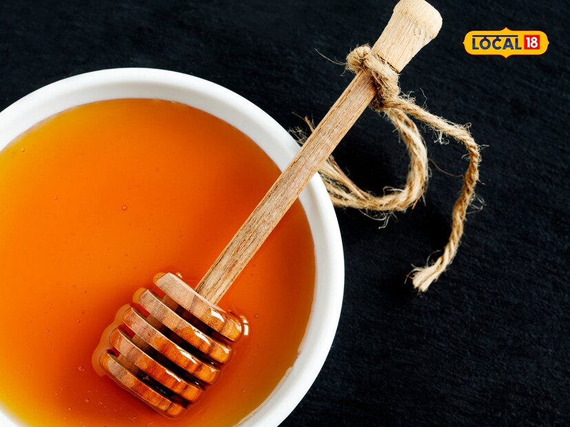  जर तुम्हाला सर्दी आणि खोकला असेल, तर मध आणि काळी मिरीचे सेवन करा. यामुळे सर्दी आणि खोकल्याची समस्या दूर होईल. मध आणि काळी मिरीमध्ये अँटी-बॅक्टेरियल, अँटी-इंफ्लेमेटरी, अँटी-व्हायरल गुणधर्म आढळतात. यामुळे सर्दी आणि खोकल्यात खूप आराम मिळतो. विशेषतः ज्यांना छातीत कफ झाला आहे किंवा सतत खोकला येत आहे. त्यांनी मध आणि काळी मिरीचे सेवन अवश्य करावे.