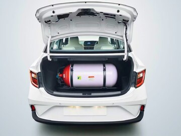 ऑफिसला किती दिवस पावसामध्ये भिजत जाणार? घरी आणा 34 किमी मायलेज देणारी CAR