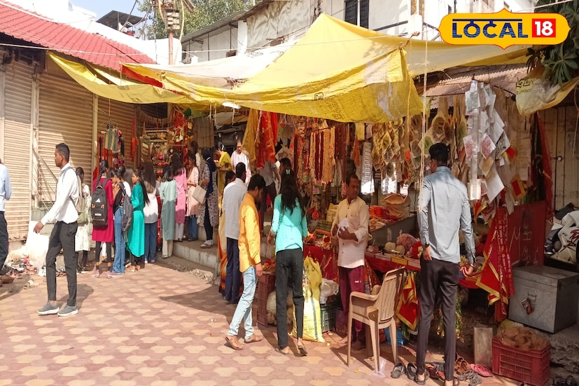 अमरावतीवासियांचे आराध्य दैवत असलेल्या अंबादेवी मंदिरात नवीन वर्षाच्या पहिल्या दिवशी भक्तांची प्रचंड गर्दी बघायला मिळाली. अंबादेवी मंदिरात दररोजच गर्दी असते. पण, आज नवीन वर्षाच्या पहिल्या दिवशी सकाळी 6 वाजता पासून मंदिरात भक्तांची गर्दी असल्याचं पुज्याऱ्यांनी सांगितलं. 
