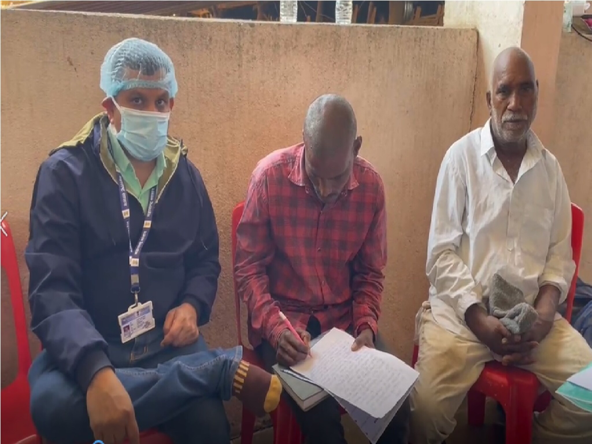 Buldhana News : बुलढाण्यात टक्कल पडणाऱ्यांची संख्या शंभरीपार! 11 गावात पोहोचला आजार,  कारण मात्र अद्याप गूढच?