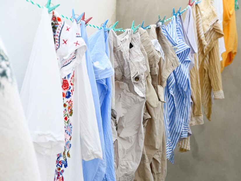 कपड्यांवर असलेल्या ओलाव्यामुळे अनेक प्रकारचे कीटक, डास रात्री कपड्यांवर बसतात आणि त्यांची अंडी आणि घाण सोडू शकतात. यामुळे मुलाला त्वचेची ऍलर्जी किंवा त्वचेशी संबंधित कोणतीही समस्या असू शकते.