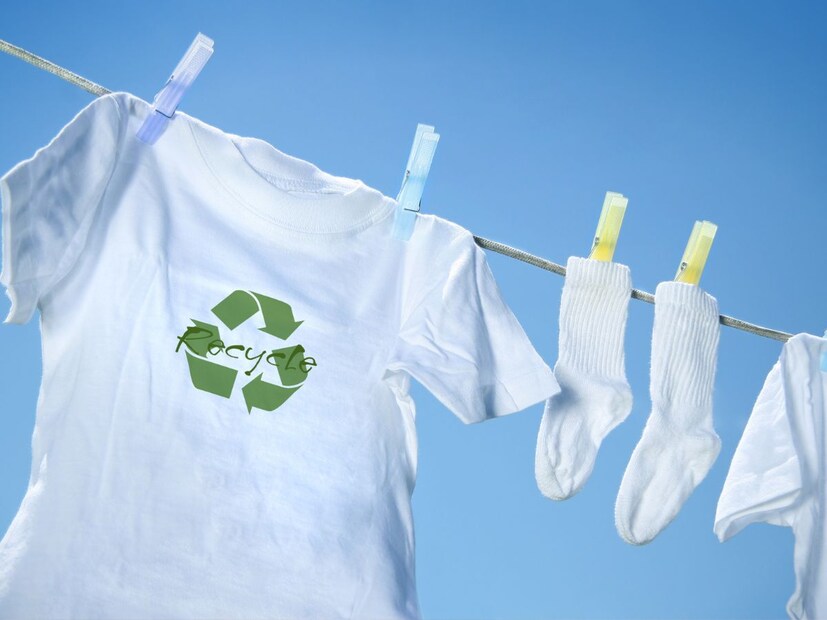 कपडे नीट सुकण्यासाठी सूर्यप्रकाश आणि कोरडं हवामान आवश्यक आहे. दुपारी कपडे सुकवण्यासाठी या दोन्ही गोष्टी सहज उपलब्ध होतात. तर रात्री ओलाव्यामुळे कपडे उशिरा सुकतात किंवा थोडे ओले राहतात.