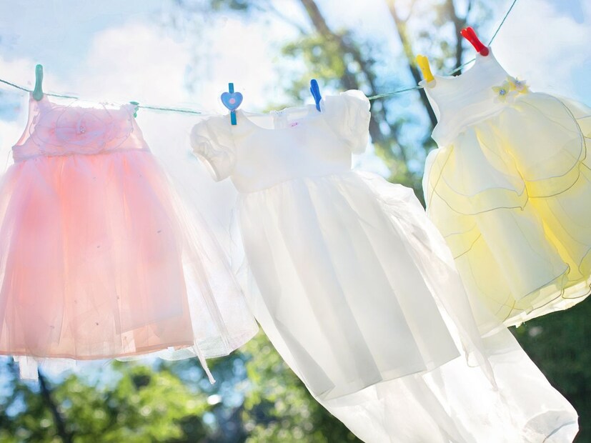 रात्री झोपताना तुम्ही हवामान आणि कपड्यांची काळजी घेऊ शकत नाही. तर दुपारी तुम्ही कपडे आणि हवामान दोन्हीची काळजी घेऊ शकता.