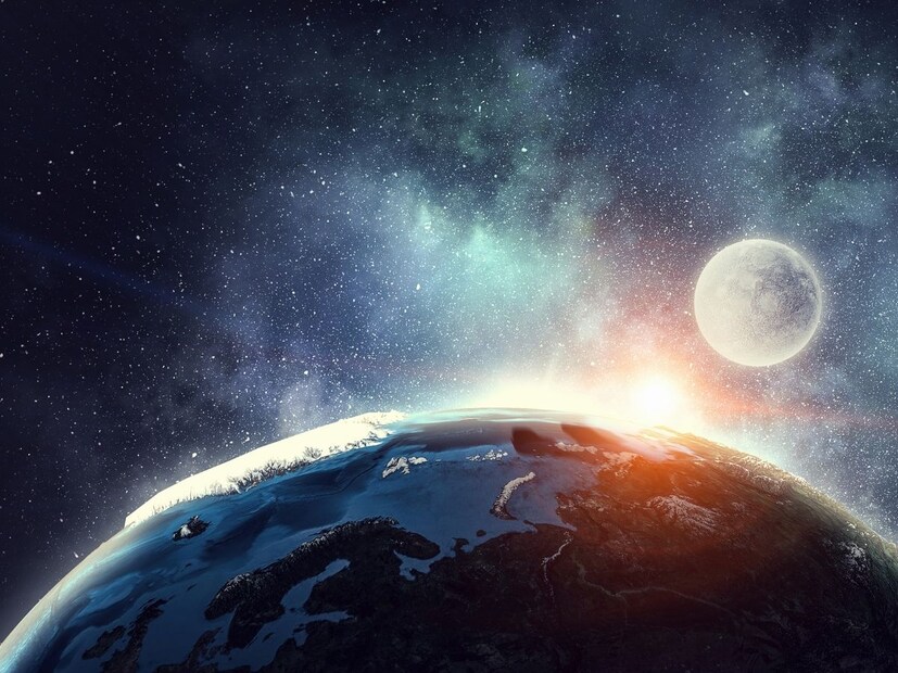 पृथ्वी आणि चंद्रामध्ये गुरुत्वाकर्षण आणि ज्वरीय बल कार्य करतं, ज्यामुळे पृथ्वीची घृणन गती म्हणजे एका कक्षेभोवती फिरण्याचा वेग कमी होत आहे.