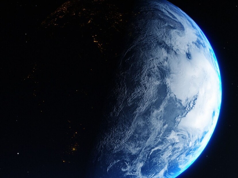 समुद्रातील प्रवाह, भरती-ओहोटी आणि पृथ्वीच्या पृष्ठभागावर खेचणाऱ्या वाऱ्यांमुळे निर्माण होणारं घर्षण हा पृथ्वीचा वेग कमी होण्याची कारणं आहेत.