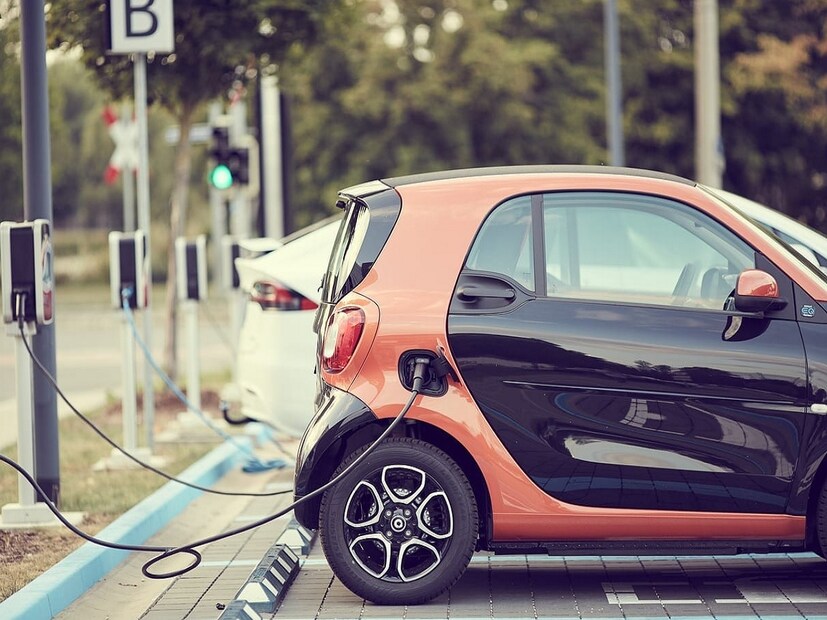 EV Tips for Car Electric Car Owners: आजकाल भारतात इलेक्ट्रिक कारचा ट्रेंड झपाट्याने वाढत आहे. आता त्या बजेटमध्ये देखील उपलब्ध आहेत, त्यामुळे त्या खरेदी करणाऱ्यांची संख्याही झपाट्याने वाढली आहे. जर तुम्ही इलेक्ट्रिक कारचे मालक असाल तर पावसाळा तुमच्यासाठी आव्हानापेक्षा कमी नाही. खरं तर, पावसाळ्यात इलेक्ट्रिक कार चालवताना केलेल्या काही चुका तुमची कार खराब करू शकतात. आज आम्ही तुम्हाला अशा चुकांबद्दल सांगणार आहोत ज्या तुम्ही टाळल्या पाहिजेत.