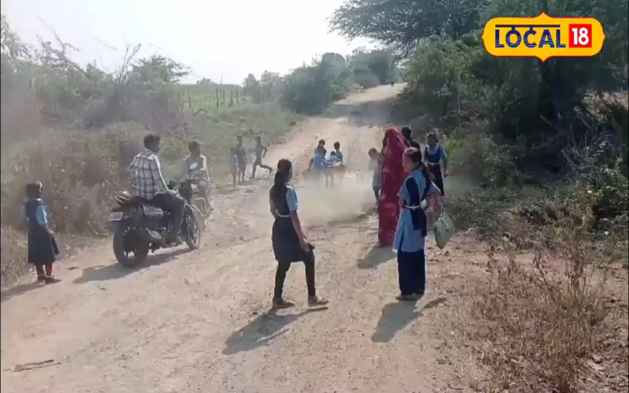 शिक्षकांचा अजब कारभार, खड्डे बुजवण्यासाठी विद्यार्थ्यांनाच लावलं कामाला!