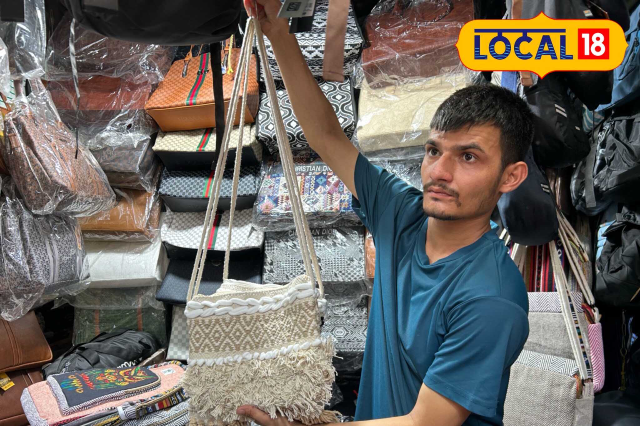 फॅशनसाठी बेस्ट कोरिअन बॅग, खरेदी करा मुंबईतील प्रसिद्ध मार्केमध्ये 300 रुपयात